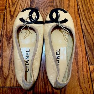 Chanel Cambon Cream and Black flat Size 35/5